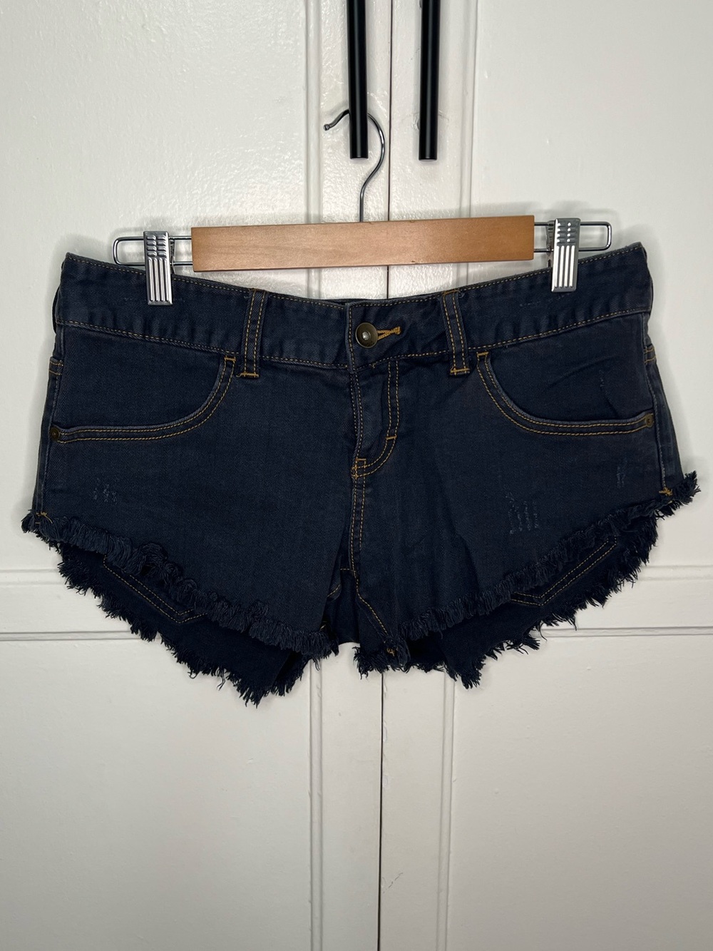 Billabong Women’s Low Rise V-Shaped High-Low Black Denim Shorts | Size 28